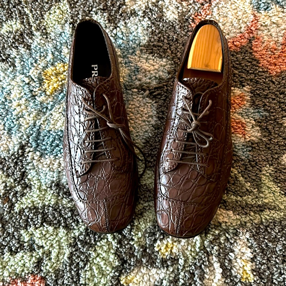 Men’s Prada lace up brown dress shoe
price is firm